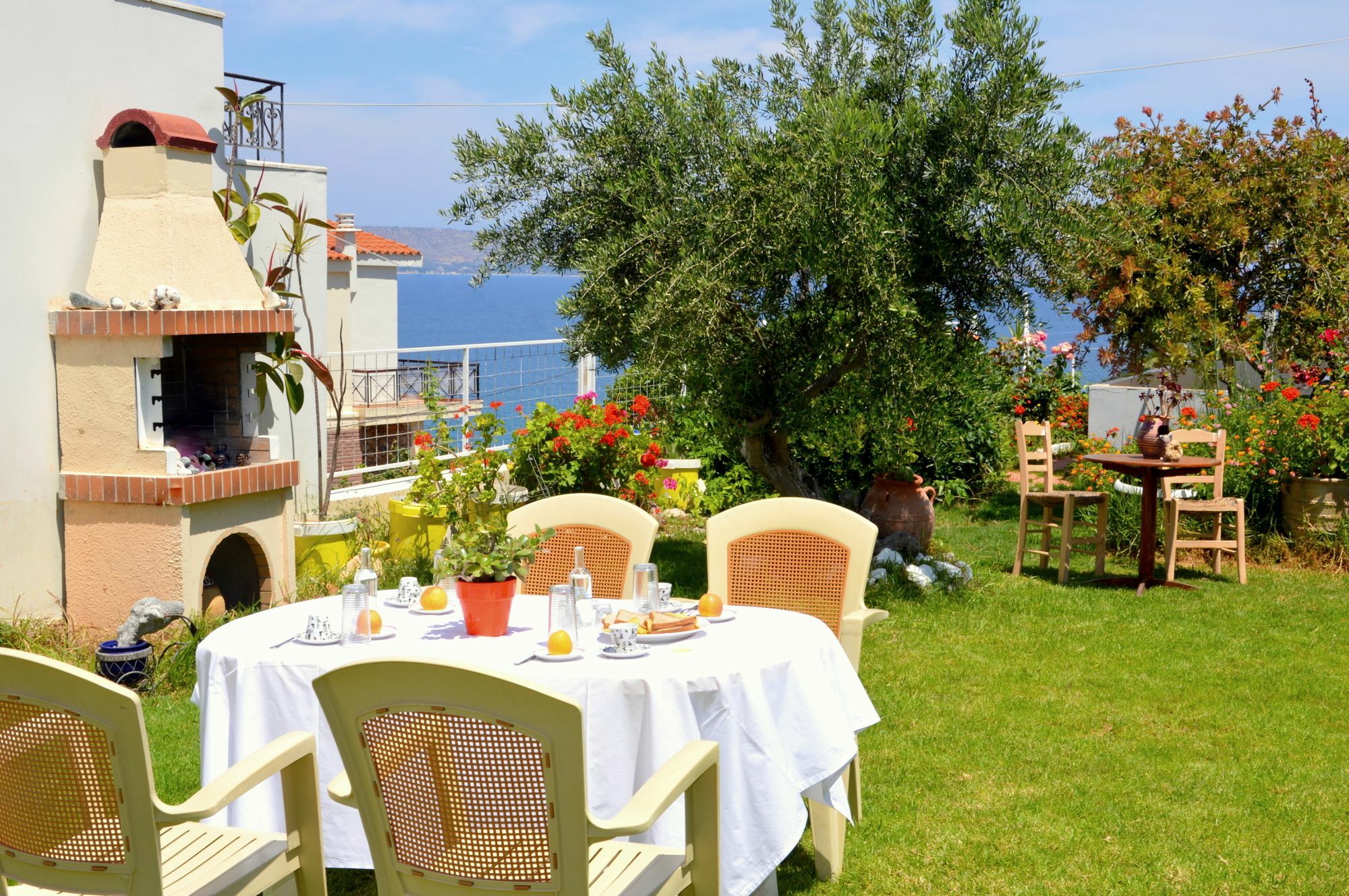 Manos Apartments Almirida Екстериор снимка
